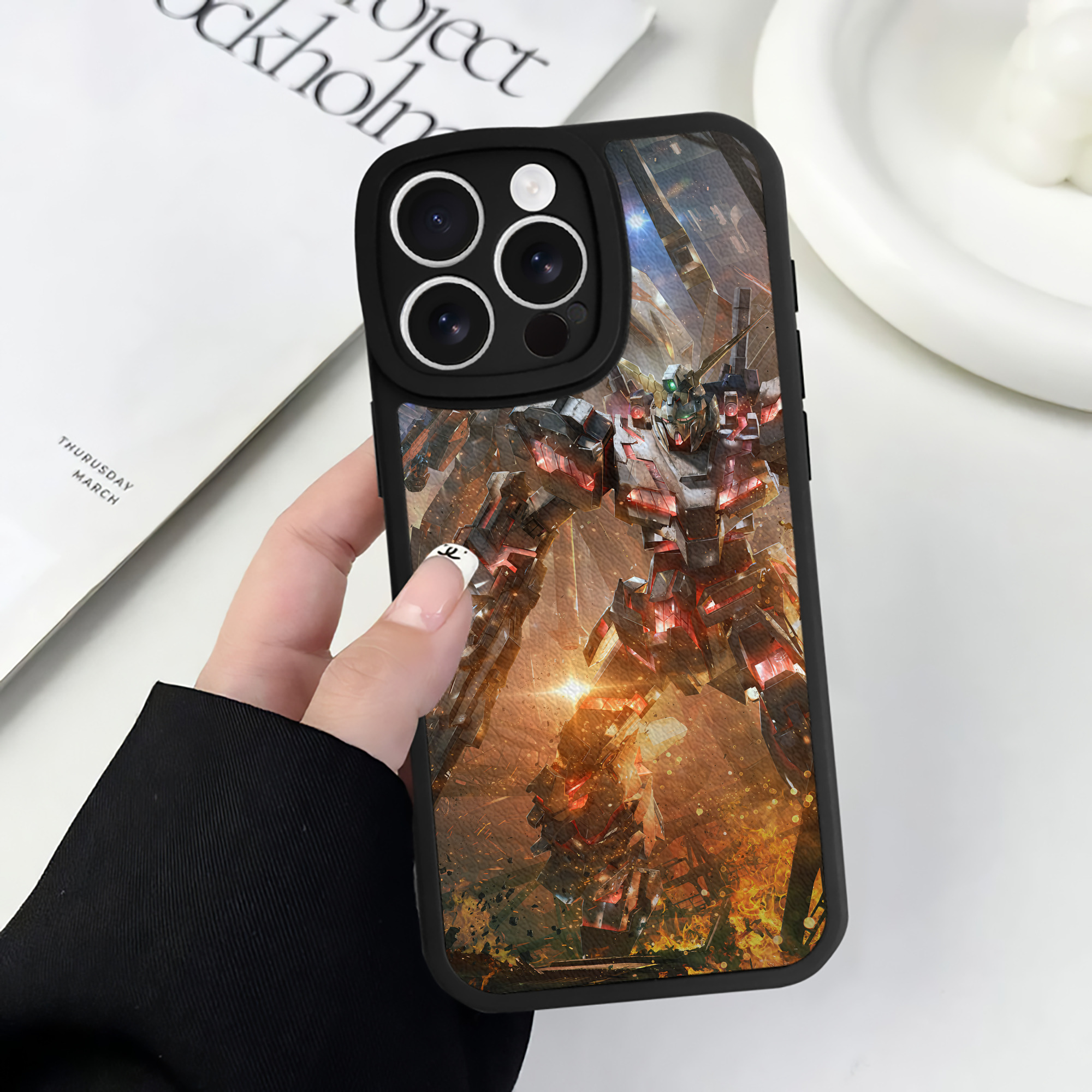 （画像用） 機動戦士ガンダム Mobile Suit Gundam 【iPhone 16シリーズ対応】シリコンスマホケース（レザー調） 材質：シリコン
